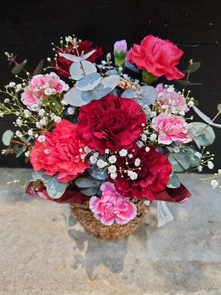 母の日の贈り物　赤ピンク系アレンジメント　お茶メッセージ付き