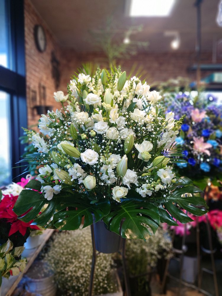 スタンド花お祝い開店用 お供え用　洋花の白系ナチュラルなフラワースタンド上１段【浜松市 / 磐田市 / 湖西市への配送限定】